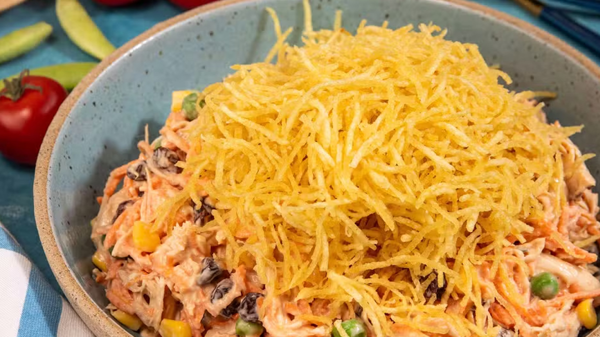 Batata frita na salada Parece loucura, mas fica surreal de bom